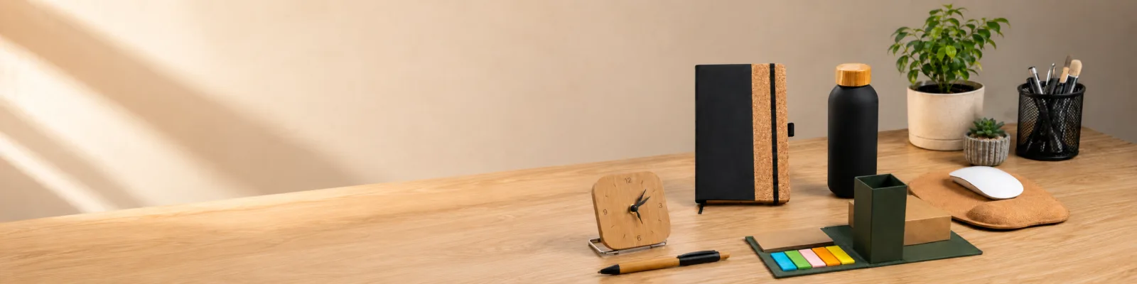 Escritorio de oficina con agenda, termo, mouse pad y reloj personalizados